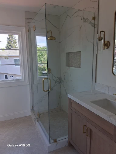 Glass shower door closed on a tiled curb in Mountain View